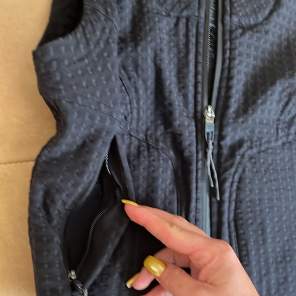 Lululemon BNWT- water repellent Fleece Lined hiking Vest- size 0 xs- black quilt - Picture 13 of 15